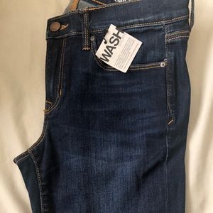 New GAP woman’s sz 28 skinny distressed jeggings
